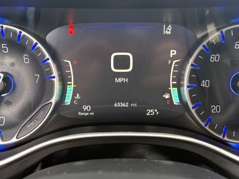 Used 2023 Chrysler Pacifica Touring-L image 4