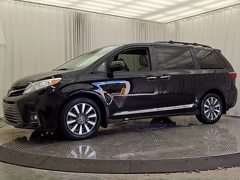 Certified 2020 Toyota Sienna XLE image 3