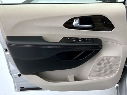 Used 2024 Chrysler Pacifica Limited image 9