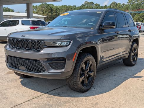 Used 2023 Jeep Grand Cherokee Altitude image 2