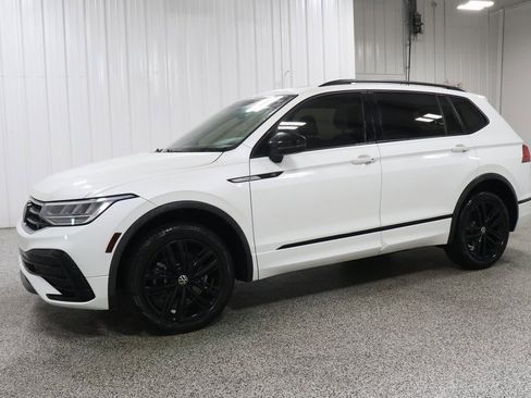 Used 2022 Volkswagen Tiguan SE R-Line image 2