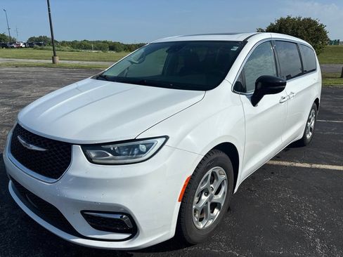 Used 2024 Chrysler Pacifica Limited FWD image 1