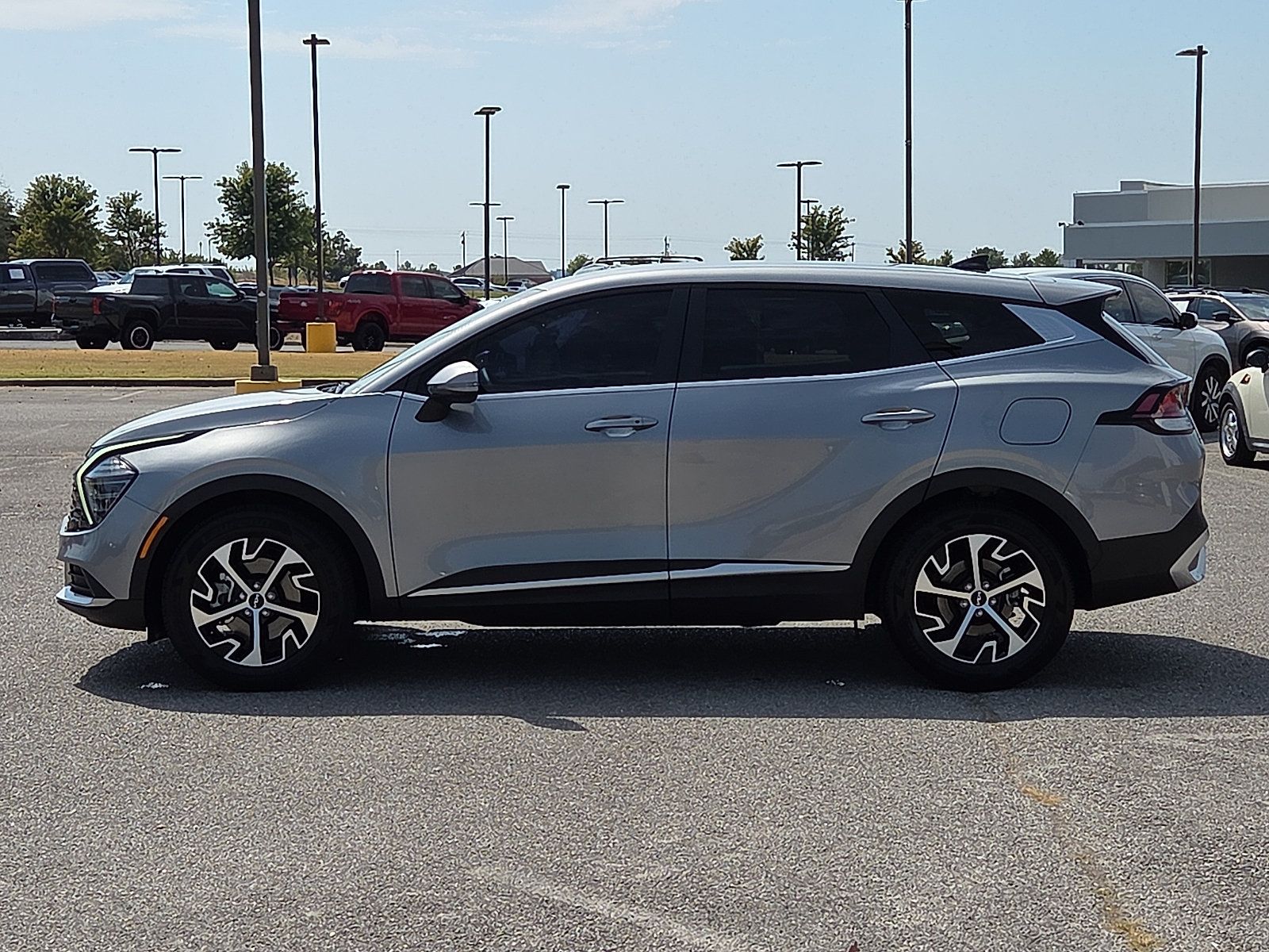 Used 2024 Kia Sportage EX FWD image 3