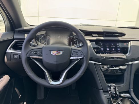 New 2025 Cadillac XT6 Luxury image 18