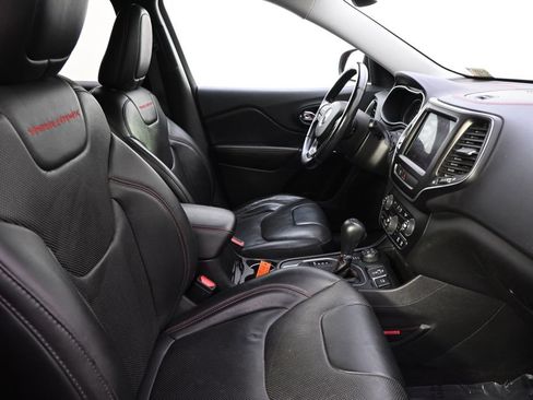 Used 2019 Jeep Cherokee Trailhawk AWD/4WD image 16