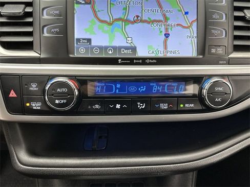 Used 2017 Toyota Highlander SE image 19