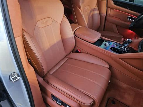 Used 2023 Bentley Bentayga Plug-In Hybrid image 22