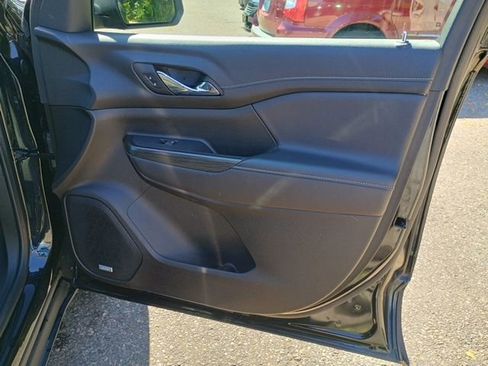 Used 2023 GMC Acadia SLT image 12