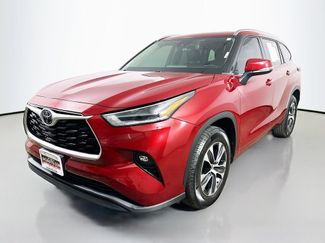 Used 2021 Toyota Highlander XLE FWD video 3
