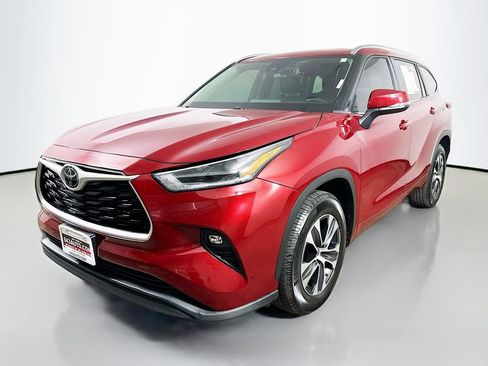 Used 2021 Toyota Highlander XLE FWD image 3