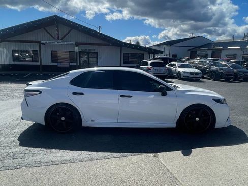 Used 2018 Toyota Camry SE image 6