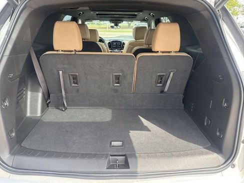 Used 2023 Chevrolet Traverse Premier FWD image 31