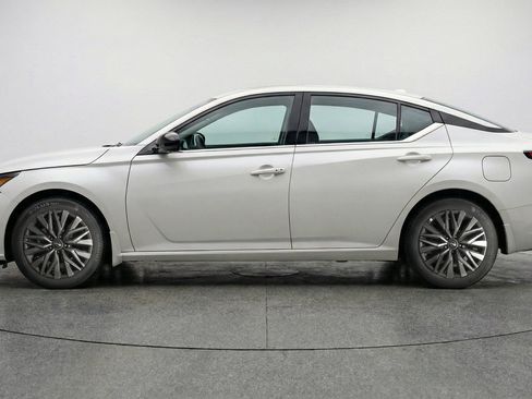 Used 2025 Nissan Altima 2.5 SV FWD image 3