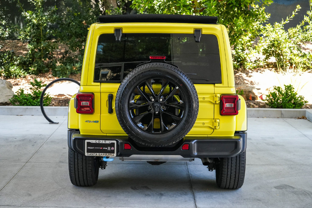 Used 2023 Jeep Wrangler Unlimited Sahara w/ Cold Weather Group AWD/4WD image 5