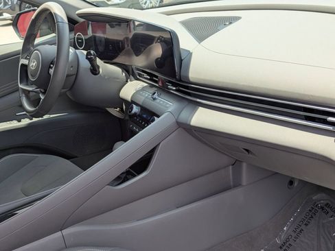 Used 2025 Hyundai Elantra SEL FWD image 31