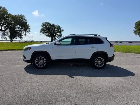 Used 2019 Jeep Cherokee Latitude Plus w/ Cold Weather Group AWD/4WD image 2