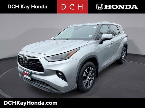 Used 2022 Toyota Highlander XLE image 1