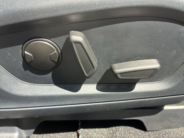 Used 2025 Ford Explorer Active w/ Active Comfort Package RWD image 32