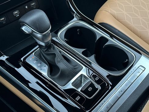 Used 2024 Kia Carnival EX image 22