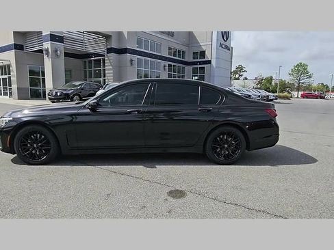 Used 2022 BMW 740i w/ Premium Package image 19