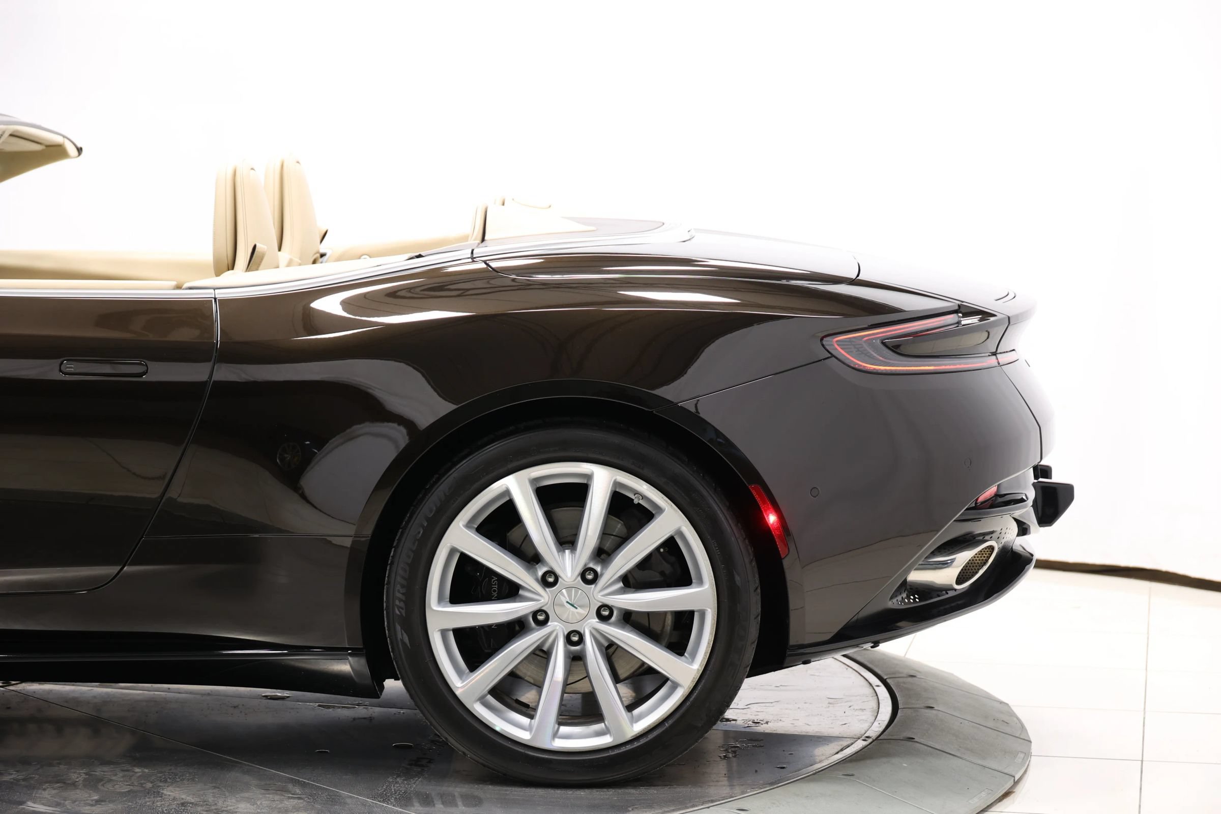 Used 2019 Aston Martin DB11 Volante RWD image 11