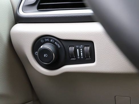 Used 2024 Chrysler Pacifica Touring-L image 41