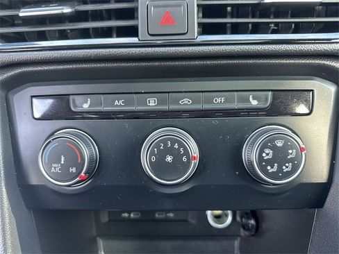 Used 2022 Volkswagen Taos SE w/ Panoramic Sunroof Package image 17