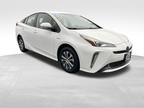 Used 2020 Toyota Prius LE image 3