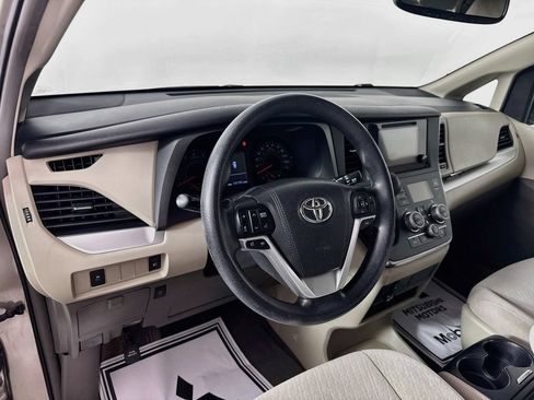 Used 2016 Toyota Sienna LE FWD image 10