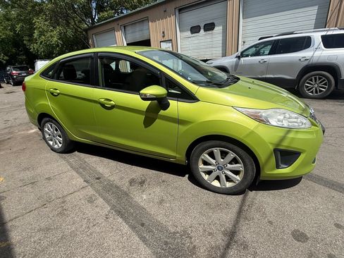 Used 2013 Ford Fiesta SE FWD image 2