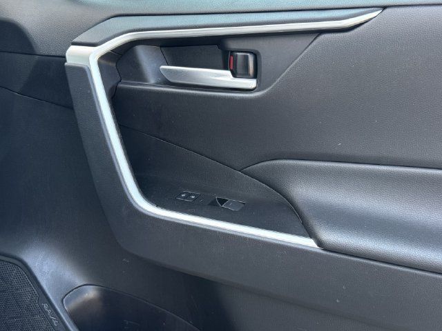 Used 2025 Toyota RAV4 XLE FWD image 28