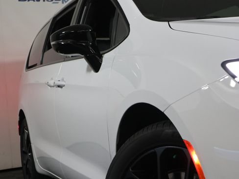 New 2026 Chrysler Pacifica Select image 3