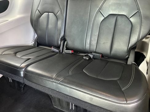 Used 2024 Chrysler Pacifica Touring-L image 15