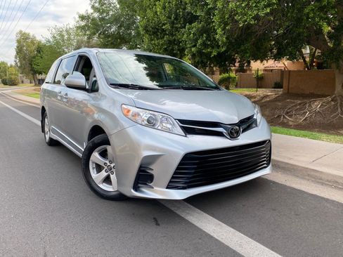 Used 2020 Toyota Sienna LE w/ LE Preferred Package image 2