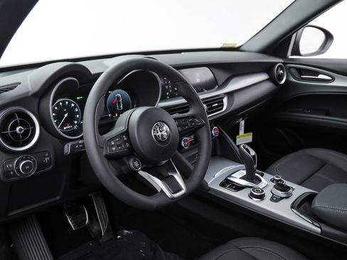 Used 2026 Alfa Romeo Stelvio Sprint w/ Convenience Package AWD/4WD image 19