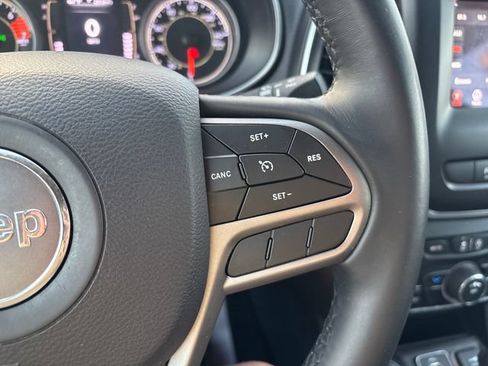 Used 2019 Jeep Cherokee Latitude Plus AWD/4WD image 12