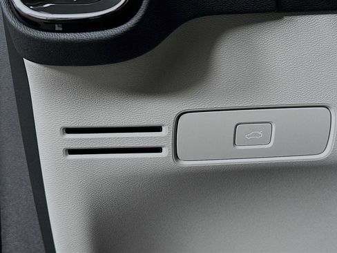 Used 2025 Volvo XC40 B5 Plus w/ Protection Package Premier image 10