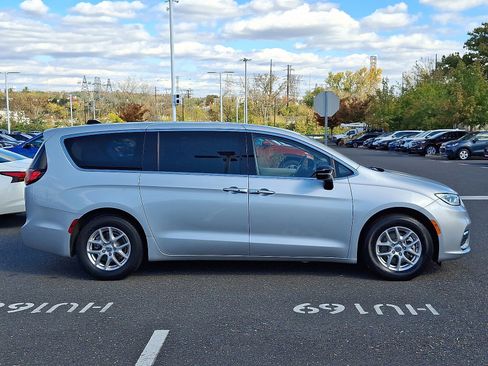 Used 2024 Chrysler Pacifica Touring-L image 7
