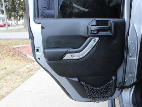 Used 2016 Jeep Wrangler Unlimited Rubicon w/ Connectivity Group image 27