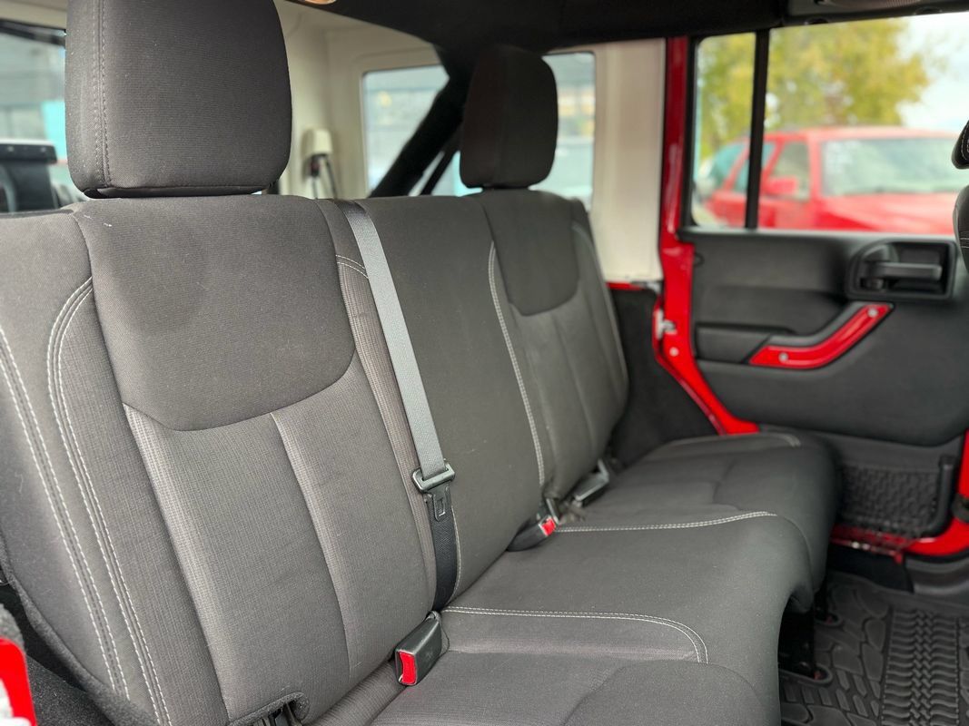 Used 2014 Jeep Wrangler Unlimited Rubicon w/ Connectivity Group AWD/4WD image 10