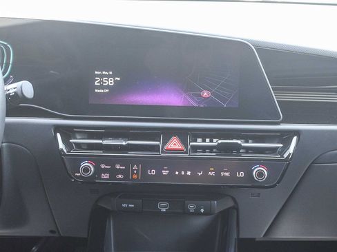 Used 2025 Kia Niro LX FWD image 14