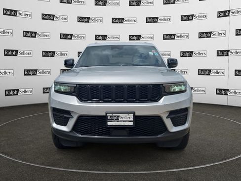 Used 2025 Jeep Grand Cherokee Altitude AWD/4WD image 8