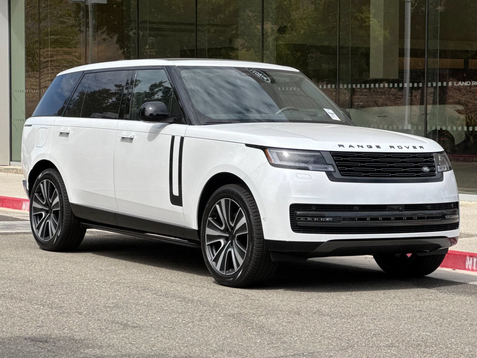 New 2026 Land Rover Range Rover Long Wheelbase SE AWD/4WD image 8