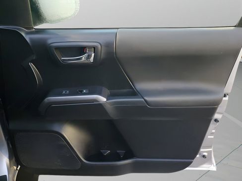 Used 2021 Toyota Tacoma TRD Sport w/ Technology Package image 13