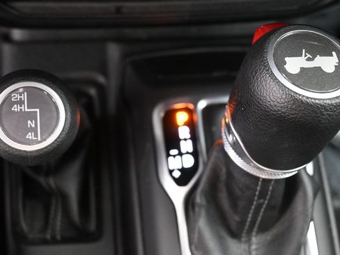 Used 2025 Jeep Wrangler Unlimited Sahara AWD/4WD image 31