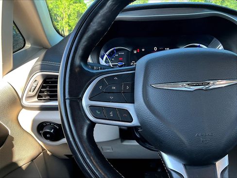 Used 2022 Chrysler Pacifica Touring-L w/ Uconnect Theater Family Group FWD image 10