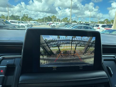 Used 2022 Chevrolet Suburban LT RWD image 18