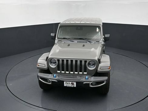 Used 2022 Jeep Wrangler Unlimited Sahara w/ Cold Weather Group AWD/4WD image 17