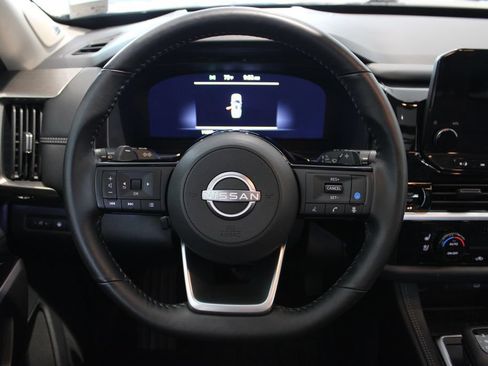 Used 2025 Nissan Pathfinder Platinum AWD/4WD image 23
