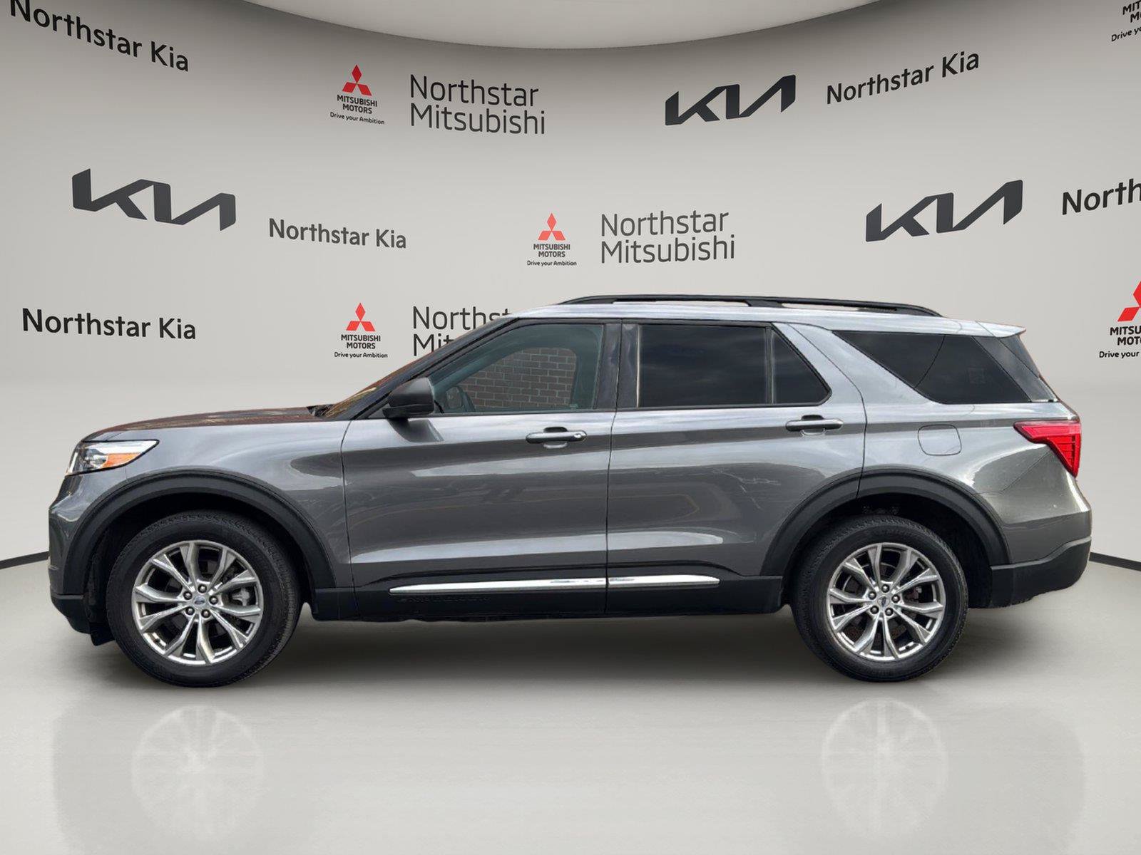 Used 2022 Ford Explorer XLT w/ Equipment Group 202A AWD/4WD image 3